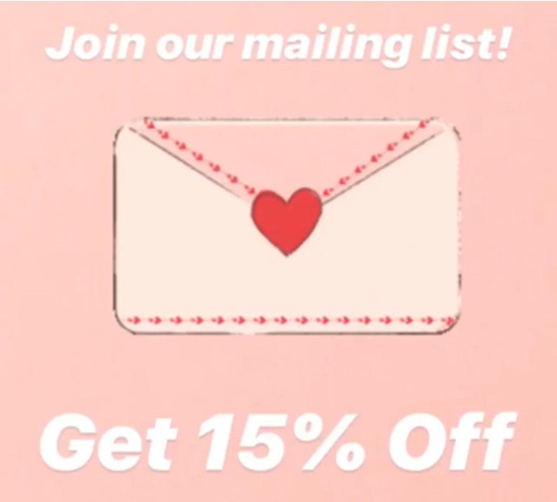 K&ouml;nnte beinhalten: Rosaer Hintergrund mit einem wei&szlig;en Umschlag mit einem roten Herzen darauf. Der Text "Join our mailing list! Get 15% Off" ist in wei&szlig; geschrieben.