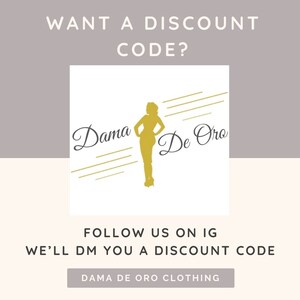 K&ouml;nnte beinhalten: Eine Grafik mit dem Text "WANT A DISCOUNT CODE?" und dem Logo "Dama De Oro" in Gold mit einer Silhouette einer Frau in einem Kleid. Der Text "FOLLOW US ON IG WE'LL DM YOU A DISCOUNT CODE" befindet sich unter dem Logo. Der Text "DAMA DE ORO CLOTHING" befindet sich am unteren Rand der Grafik.