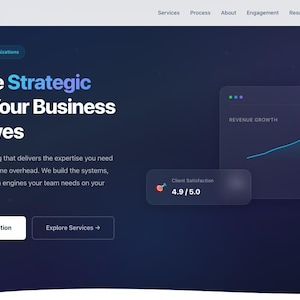 Może przedstawiać: Strona docelowa witryny internetowej dla Apex, firmy konsultingowej. Strona zawiera tekst "Get the Strategic Edge Your Business Deserves" w kolorze białym i niebieskim. Zawiera również wykres pokazujący wzrost przychodów o +147% oraz ocenę satysfakcji klienta 4,9/5,0.