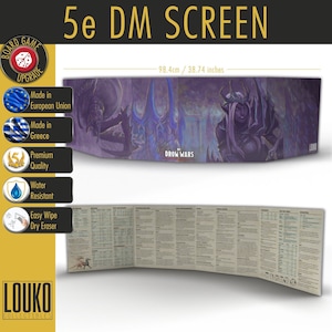 Puede incluir: Una pantalla de Dungeon Master para Dungeons and Dragons 5e edición con una ilustración de elfos drow en morado y azul. La pantalla mide 98,4 cm de ancho y presenta el texto "Drow Wars".