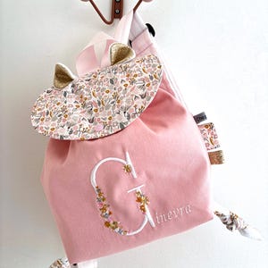 Zaino per bambini personalizzato con iniziale floreale, toni rosa, nome ricamato a macchina, età da 1 a 5 anni, perfetto come regalo per neonati o compleanni