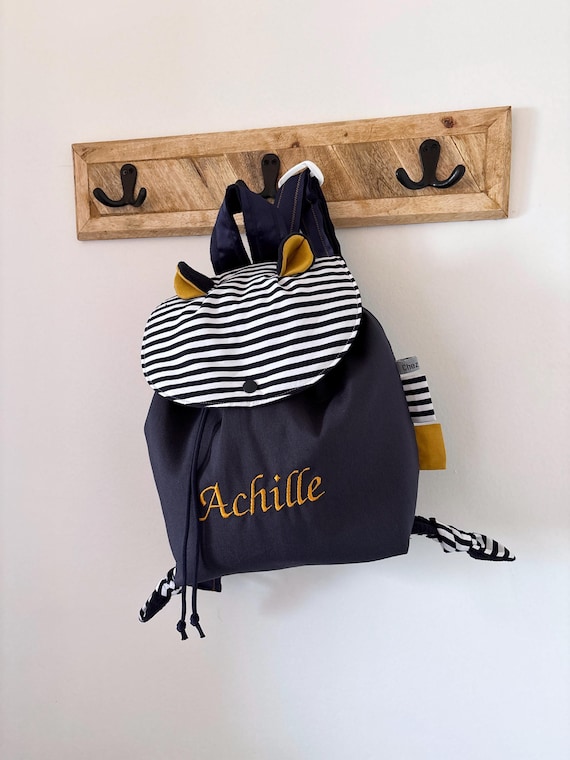 Sac à dos personnalisé pour enfant thème marin, rayé bleu et blanc & touche moutarde,  pour la maternelle ou la crèche, prénom brodé machine