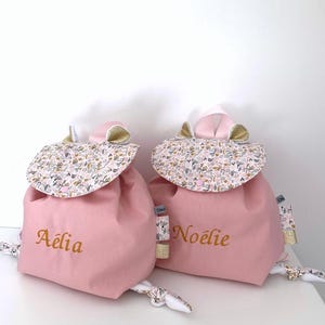 Sac à dos personnalisé pour enfant rose pâle et doré, cadeau naissance fille avec détails doré, sac maternelle élégant et pratique, sac bébé