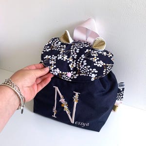 Sac à dos personnalisé avec initiale fleurie pour enfant bébé, sac prénom pour la maternelle ou la crèche, idée cadeau naissance
