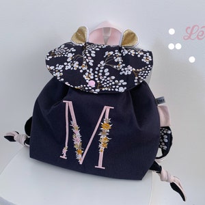 Sac à dos personnalisé enfant bébé avec initiale fleurie, sac maternelle intemporel et chic pour fille, cadeau  brodé prénom anniversaire