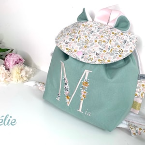 Sac à dos fleuri personnalisé bébé enfant, initiale brodée, cadeau naissance fille, sac maternelle élégant pratique et utile