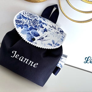 Sac à dos enfant personnalisé motif inspiration toile de jouy, sac pour la maternelle fille, sac à dos fillette chic et intemporel