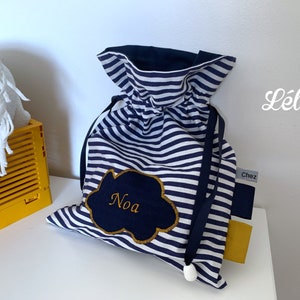 Sac à doudou, rangement pour doudou à la crèche, cadeau personnalisé  pour la maternelle, sac à rayures bleu marine et blanc, thème marin