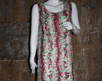 Plus size vintage 70s maxi dress, size 16 pink/ green floral sleeveless smock dress