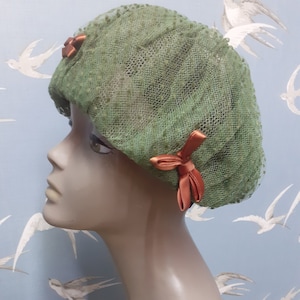 Cappello vintage anni '50, cappello formale in rete a pois verde con piccoli fiocchi marrone chiaro, S/ M