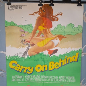 1975 年のオリジナル映画「キャリー・オン・ビハインド」ポスター