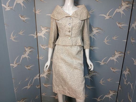 Vintage 1940s/ 50s Norman Hartnell Ready to Wear suit for renovation/ study. Size 6- 8 UK. See ITEM DETAILS for condition and measurements
