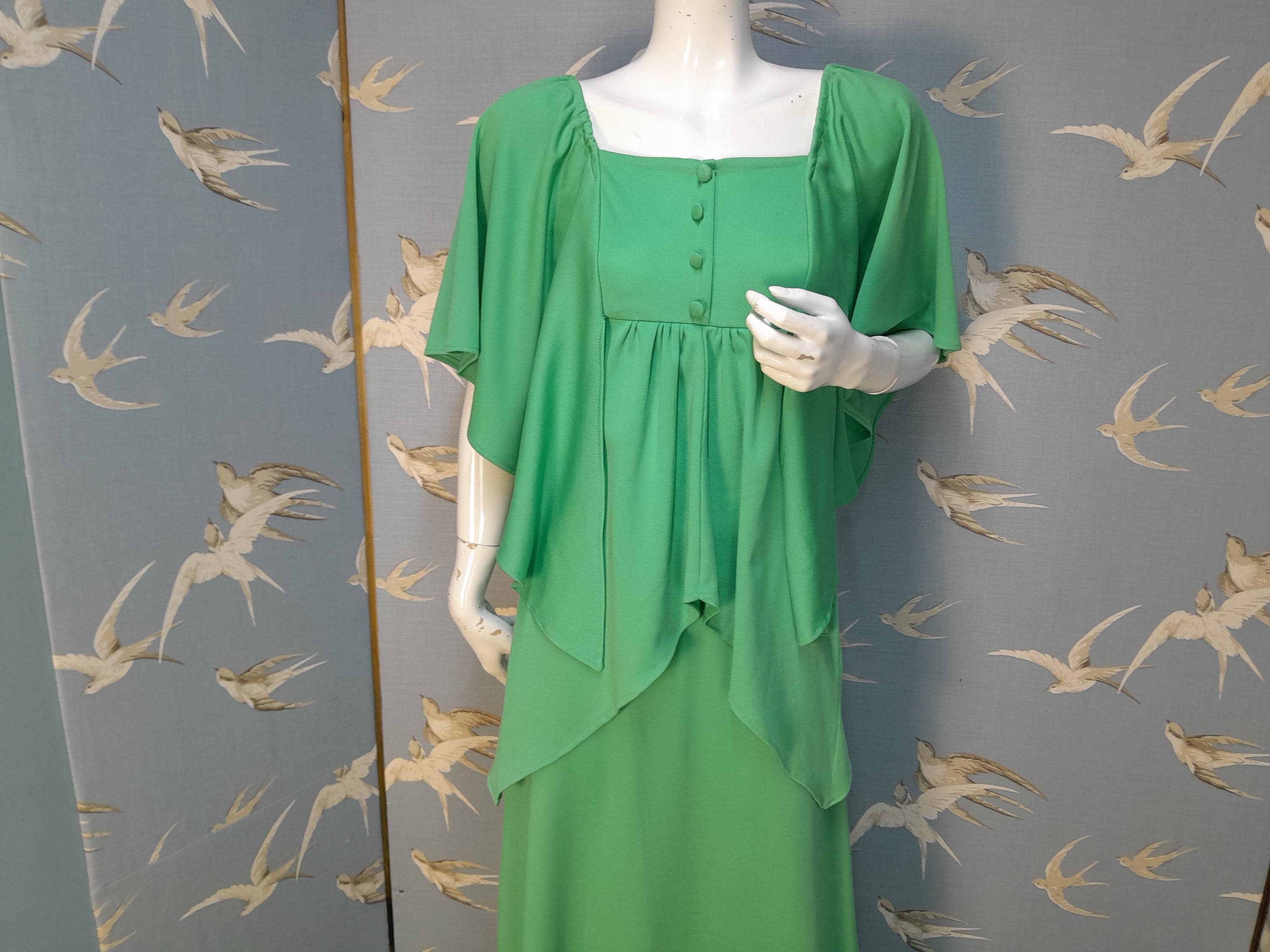 Vintage 1970s green angel sleeve maxi dress, size 8- 10 UK/ 36" bust. See ITEM DETAILS for all measurements Vintage 1970s green angel sleeve maxi dress, size 8- 10 UK/ 36" bust. See ITEM DETAILS for all measurements