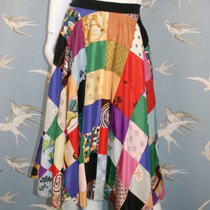 Vintage rund kjol med patchwork från 1950-talet, rockabilly-kjol med lappmönster, storlek 8/10, midja 67 cm. Se ARTIKELDETALJER för alla mått
