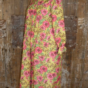 Vintage 50s housecoat, acetate/ rayon pink/ yellow floral robe, size M/L, 44 bust image 5