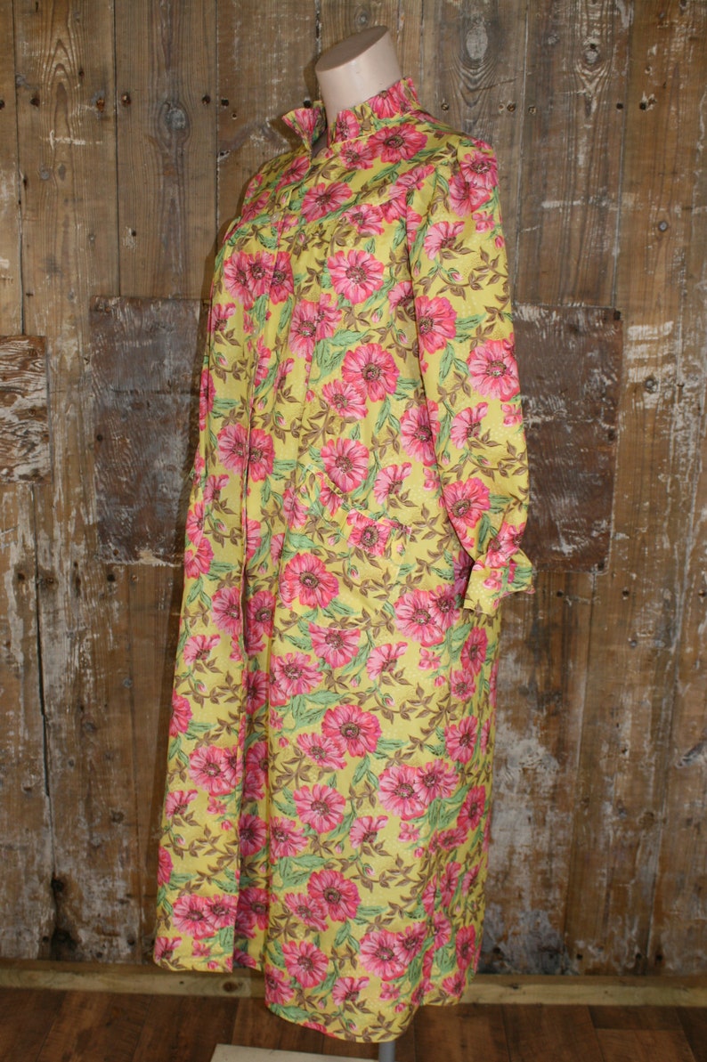 Vintage 50s housecoat, acetate/ rayon pink/ yellow floral robe, size M/L, 44 bust image 5