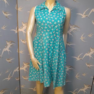 Grote vintage jaren 50 blauwe katoenen bloemenjurk, maat 16, buste 42&quot;. Zie DETAILS VAN HET PRODUCT voor alle metingen