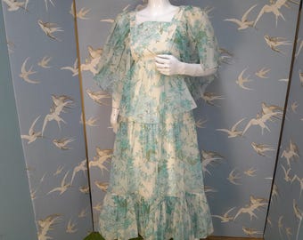 Vestido midi vintage de náilon em camadas, anos 1970, tamanho 6-8, Reino Unido, 33" de busto, azul/verde/branco, floral, manga de anjo, babados