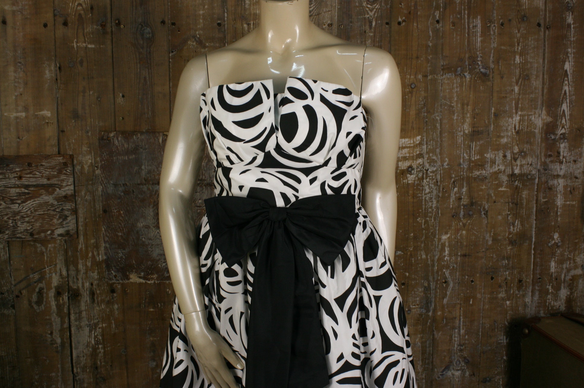 Vintage 80s Does 50s Monochrome 