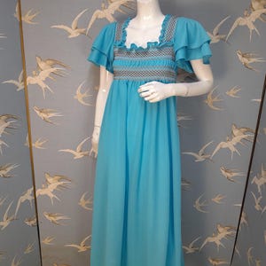Vintage 1970s blaues gesmoktes Maxikleid, Kleid mit flatternden Ärmeln, Größe 36- 44 (UK).