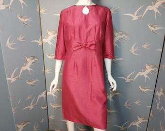 Sukienka vintage z lat 40. XX wieku w kolorze malinowej czerwieni, rozmiar plus size, rozmiar 16 (UK) / biust 43" (108 cm). Szczegóły dotyczące wszystkich wymiarów znajdują się w SZCZEGÓŁACH PRZEDMIOTU.