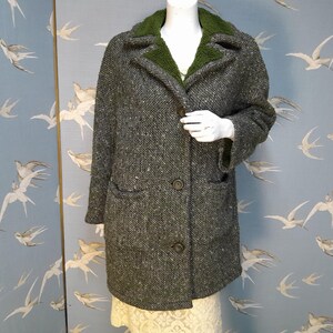 Vintage 1960s/ 70s green synthetic tweed coat, faux sheepskin lining, Valstar coat, size M/ L. See ITEM DETAILS for all measurements image 4