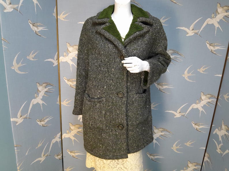 Vintage 1960s/ 70s green synthetic tweed coat, faux sheepskin lining, Valstar coat, size M/ L. See ITEM DETAILS for all measurements image 4