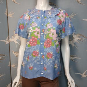 Vintage 1970s, geblümte, gesmokte Bluse, Größe 42. Siehe ARTIKELDETAILS für alle Maße