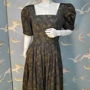 S Vintage 80s Laura Ashley black & gold Blumen-/ Disteldruck Baumwollkleid, Größe 10 UK/ 36&quot; büste