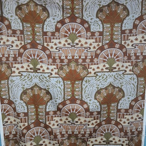 Op de afbeelding: Een herhalend patroon van gestileerde bloem- en geometrische ontwerpen in tinten bruin, groen, beige en blauw. Het patroon doet denken aan de Art Nouveau-stijl.