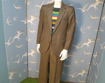 Garnitur Hardy Amies z lat 70. i 80., wykonany dla Hepworths Mod Suit, 96 cm w pasie / 67 cm w nogawce, 102-112 cm w klatce piersiowej. Szczegóły dotyczące wszystkich wymiarów znajdują się w SZCZEGÓŁACH PRODUKTU.
