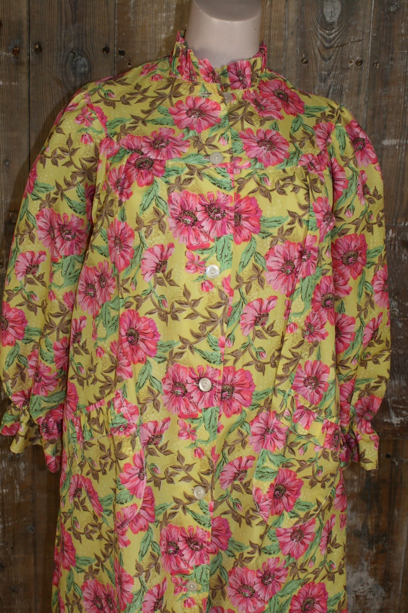 Vintage 50s housecoat, acetate/ rayon pink/ yellow floral robe, size M/L, 44 bust image 4