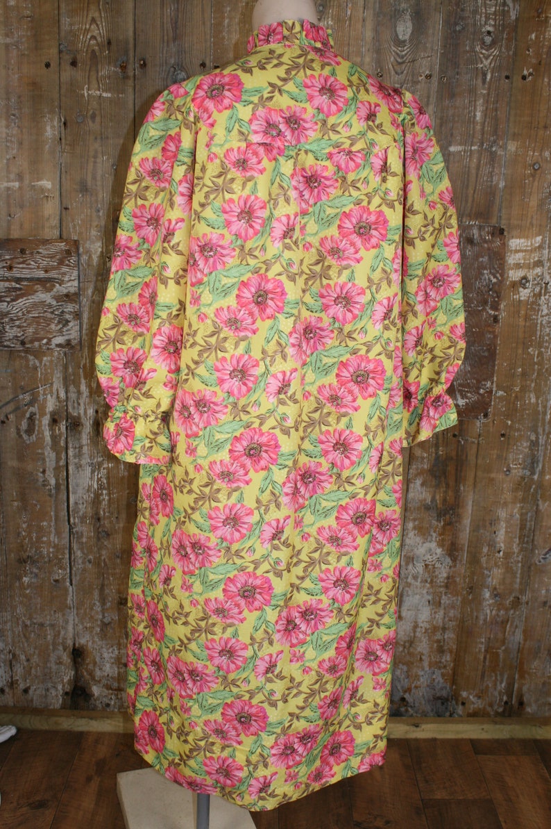 Vintage 50s housecoat, acetate/ rayon pink/ yellow floral robe, size M/L, 44 bust image 9