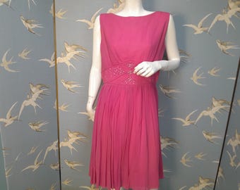 Vintage 1950s Kleid aus rosa Chiffon, Größe 42, Brustumfang 100 cm. Siehe ARTIKELDETAILS für alle Maße