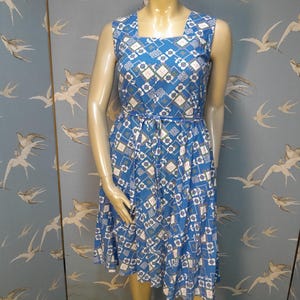 Volup vintage jaren 1950/60 blauw roze en groene katoenen bloemenjurk, maat 14 UK/ 39&quot; buste. Zie DETAILS VAN HET PRODUCT voor alle metingen