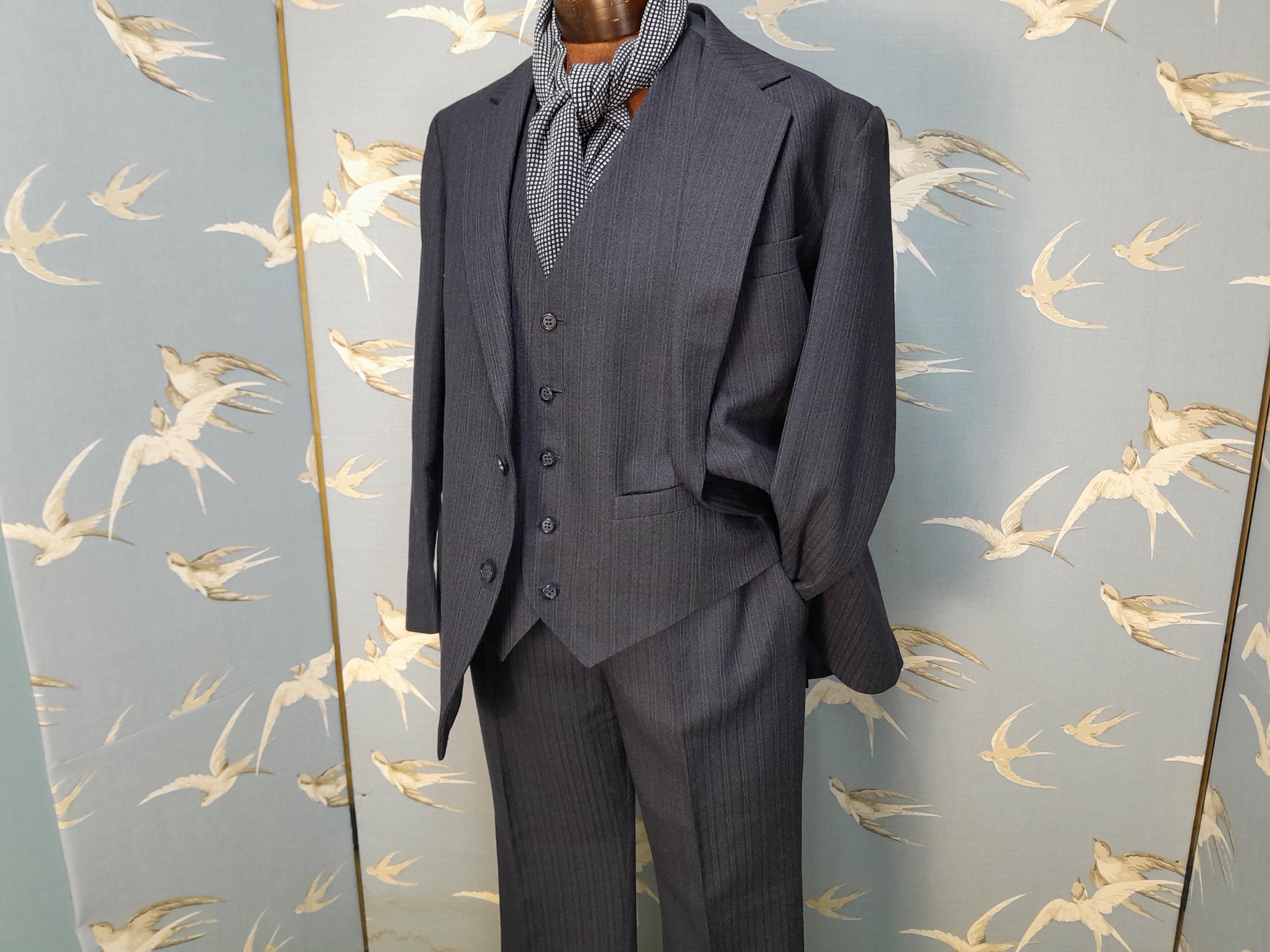 1970年代/80年代のヴィンテージ3ピーススーツ、コリアーネイビーのピン