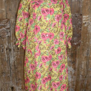 Vintage 50s housecoat, acetate/ rayon pink/ yellow floral robe, size M/L, 44 bust image 2