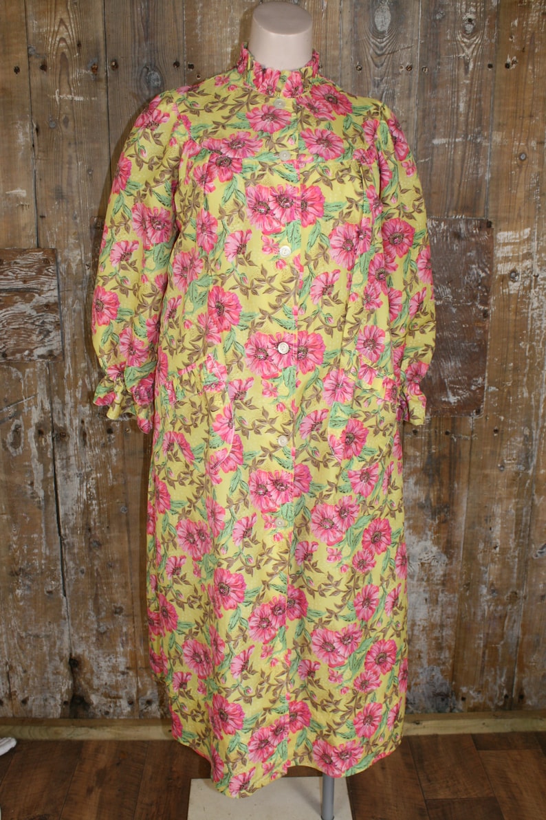 Vintage 50s housecoat, acetate/ rayon pink/ yellow floral robe, size M/L, 44 bust image 2