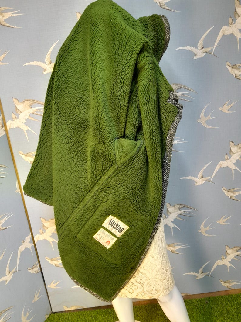 Vintage 1960s/ 70s green synthetic tweed coat, faux sheepskin lining, Valstar coat, size M/ L. See ITEM DETAILS for all measurements image 9