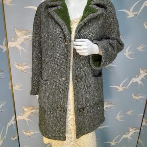 Vintage 1960s/ 70s green synthetic tweed coat, faux sheepskin lining, Valstar coat, size M/ L. See ITEM DETAILS for all measurements image 2