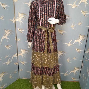 Abito prateria vintage anni &#39;70, maxi abito a strati floreale nero/verde Young Style, busto taglia 10 UK/ 37&quot;