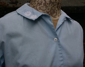 Vintage 50s pale blue cotton blouse, size 12/ 14 daisy trim collared rockabilly blouse, Empire Made Mountainview