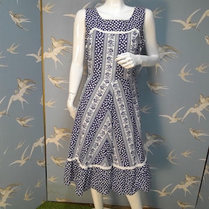 Vintage 1970s blue/ white floral cotton sundress, ditsy print size 10 UK summer dress, 36&quot; bust