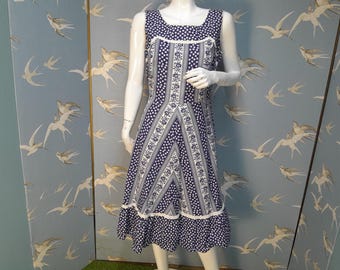 Vintage blauw/witte katoenen zomerjurk met bloemen, jaren 70, maat 10 Verenigd Koninkrijk, borstomvang 36". Zie DETAILS VAN HET PRODUCT voor alle metingen