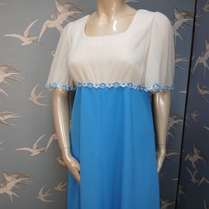 Robe longue grande taille vintage des années 1970, robe bleue/blanche bordée de marguerites, taille 16 UK/42&quot; buste