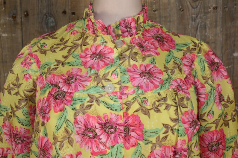 Vintage 50s housecoat, acetate/ rayon pink/ yellow floral robe, size M/L, 44 bust image 3