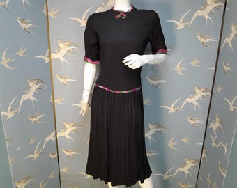 Vestido vintage de los años 40, vestido de día de crepé negro de talla pequeña, con cintura baja, talla 8. Consulte los DETALLES DEL ARTÍCULO para ver todas las medidas.