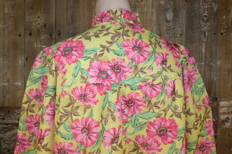 Vintage 50s housecoat, acetate/ rayon pink/ yellow floral robe, size M/L, 44 bust image 8
