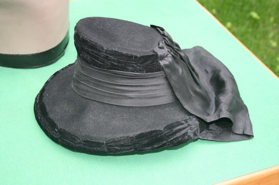 Vintage 1940s ladies top hat/ black velvet riding… - image 9