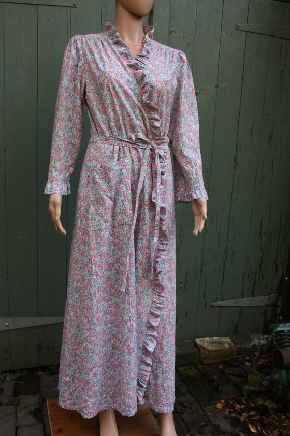 Vintage floral cotton housecoat/ robe/ dressing go